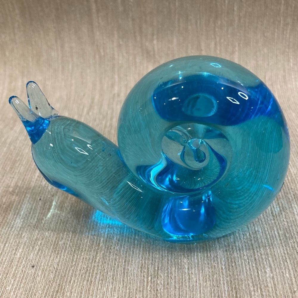 PAPERWEIGHT in the form of a snail. Art Glass. Polished bottom.